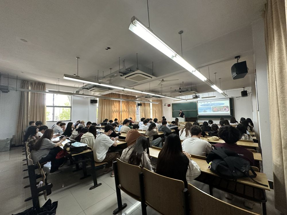 雪球官网科技集团在南京邮电大学通达学院举办讲座